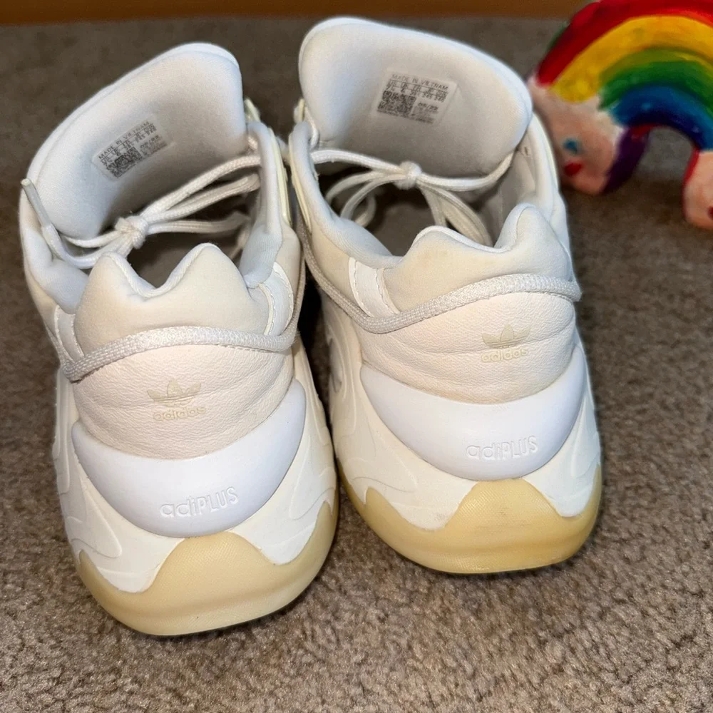 Adidas Cream Sneakers – Women’s Size 7.5 – Excellent Condition - Picture 3 of 4